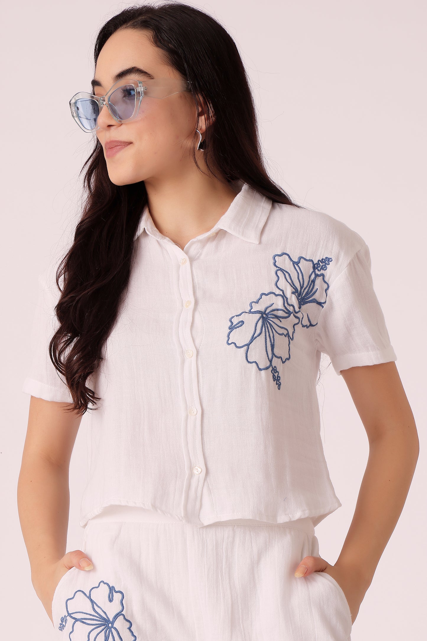 shirt with floral embroidery - White